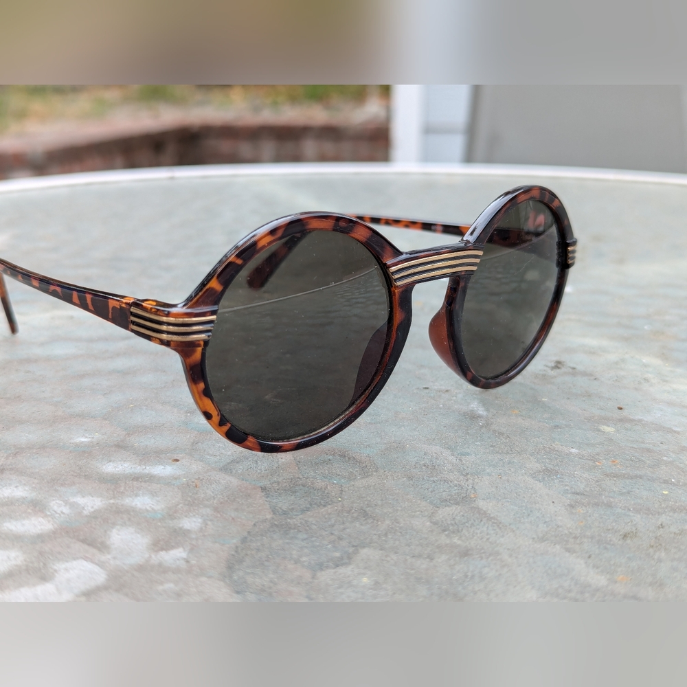 Tortoise Shell Pinup Sunglasses - Picture 2 of 4